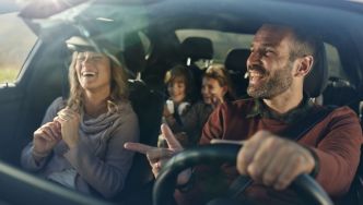 Vacances en voiture : le blind test musical qui va ambiancer votre trajet
