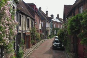 Le village de Gerberoy face aux défis du tourisme et ses fluctuations : "quelques fois, il y a trop de monde et très souvent pas assez"
