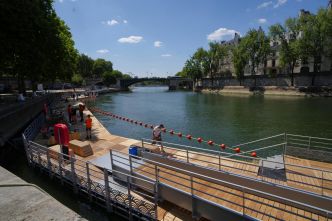 Baignade dans la Seine à Paris : les premiers nageurs ont fait leur entrée dans l'eau, sous étroite surveillance