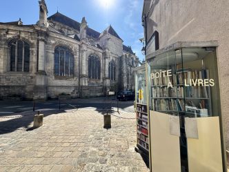 Quand la cabine téléphonique de l'église renaît en boîte à livres