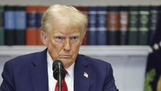 Guerre en Ukraine : "Il veut aller jusqu'au bout, continuer de tuer des gens, c'est pas bien"... "Très mécontent" de son appel avec Vladimir Poutine, Donald Trump évoque des sanctions