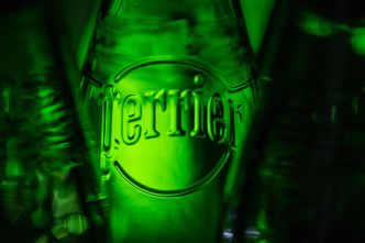 Perrier : l'avenir de la marque d'eau minérale naturelle reste menacé