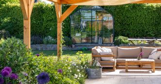 Pour un style resort de luxe, sans effort : c'est cet imprimé qu'il faut rajouter partout sur sa terrasse en 2025 !