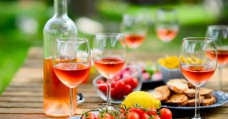 Apéro d'été : le meilleur rosé du monde coûte moins de 10 euros (et vous allez l'adorer)