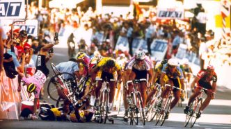 « Je n'en ai pas voulu au CRS » : dans les secrets de la terrible chute d'Armentières sur le Tour de France 1994