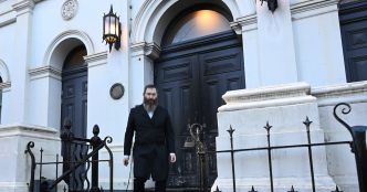 Australie : un homme met le feu à la porte d'une synagogue de Melbourne avec des fidèles à l'intérieur