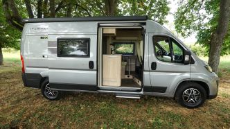Le bonheur est dans le van aménagé avec ce nouveau modèle de 5,99m très chic : au programme, un maxi lit arrière et un cabinet de toilette modulable !