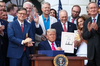 Trump signe sa loi sur le budget américain prévoyant des dépenses record pour la défense