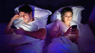 Un nombre inquiétant de gens préfèrent scroller sur leur téléphone plutôt que faire l'amour, selon une étude