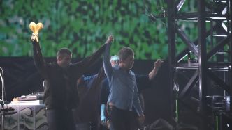 Après une brouille de 16 ans, un retour flamboyant : à Cardiff, le mythique groupe Oasis lance sa tournée mondiale face à une foule survoltée de 74 000 fans