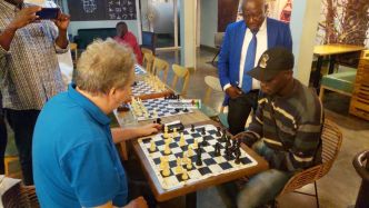 Jeux d'Échecs en Guinée : le vice-champion du monde Nigel Short partage son expertise avec la jeunessep