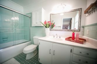 Un coup de peinture suffit : cette armoire miroir IKEA IVÖSJÖN a été transformée en meuble rétro irrésistible, et le résultat est impressionnant