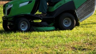 Elle ne remarque pas sa petite-fille dans le jardin : une grand-mère en tracteur-tondeuse fauche mortellement l'enfant d'un an en manœuvrant