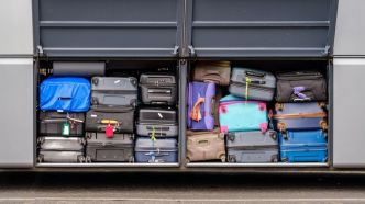 Voici la raison choquante pour laquelle vous ne devriez jamais attacher un ruban à votre valise