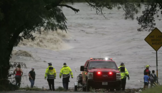 États-Unis: des inondations au Texas font des dizaines de morts et disparus