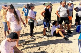 Une opération de ramassage de déchets plastiques organisée sur la plage de Petit Moya