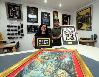 Gants de boxe, planches de skate, maillots NBA dédicacés... à l'Atelier Forville de Cannes, on peut tout "encadrer"