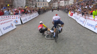 Tour de France 2025 : quand Benjamin Thomas et Mattéo Vercher se font la belle... et la chute au sprint sur les pavés