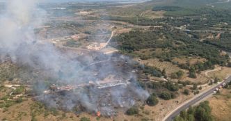 Occitanie : un important incendie provoque la fermeture de l'autoroute A9 dans les deux sens entre Orange et Narbonne