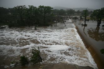 Recherche effrénée d'une vingtaine d'enfants après les inondations meurtrières au Texas