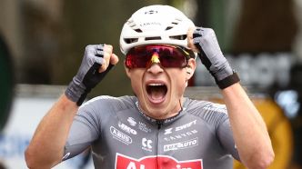 Jasper Philipsen revêt le maillot jaune