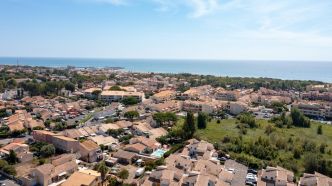 Laeticia Hallyday, la maison de son enfance à Marseillan (Hérault), où elle a grandi, « élevée par sa grand-mère Elyette et son arrière grand-mère Odette »