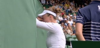 Éliminée et en larmes, la tenante du titre quitte déjà le tournoi