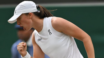 Wimbledon: Swiatek file facilement en huitième