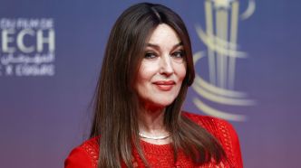 Monica Bellucci (60 ans) hypnotisante avec sa veste en cuir qui cache sa poitrine nue