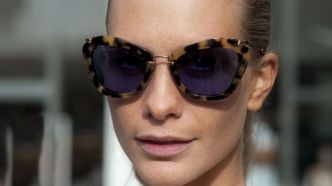 Jackie Kennedy en était fan : cette forme de lunettes de soleil est la plus chic à adopter après 50 ans