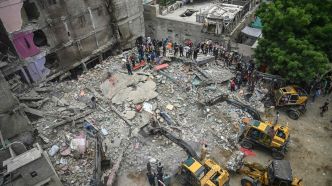 « Toute ma famille est ensevelie » : au moins 21 morts dans l'effondrement d'un immeuble au Pakistan