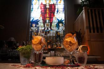 A Londres, les églises désacralisées sont réhabilitées en restaurants branchés