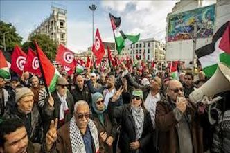 Protestation devant l’ambassade américaine à Tunis contre les massacres à Gaza