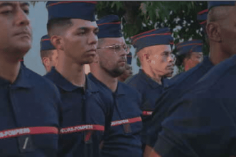 Des pompiers de Saint-Pierre et Miquelon s'entraînent pour le défilé sur les Champs-Elysées du 14 juillet