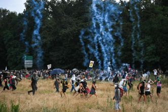 Autoroute A69 : la manifestation des opposants, scrutée par les politiques, se termine dans les gaz lacrymogènes