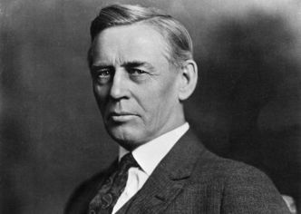 Le buste de Lindbergh esquisse un sourire