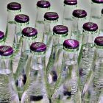 Les bouteilles en verre plus polluées par les microplastiques que celles en plastique ?