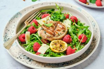 Tranches d'agneau au citron, roquette et framboises