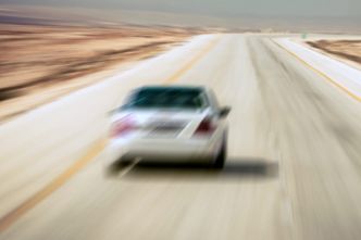 Des routes toutes blanches en été : ce phénomène surprend les automobilistes