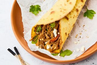 Wraps méditerranéens au pulled chicken
