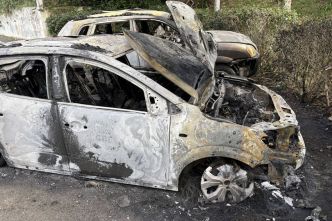 Nouméa : une voiture d'auto-école détruite par le feu près du stade Numa Daly à Magenta
