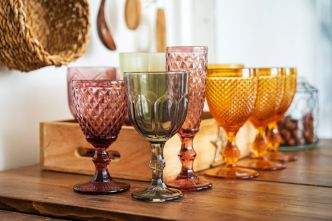 Rose pâle, jade ou bleu cobalt : ces couleurs de verres anciens sont de vrais trésors cachés, et les chineurs les traquent sans relâche