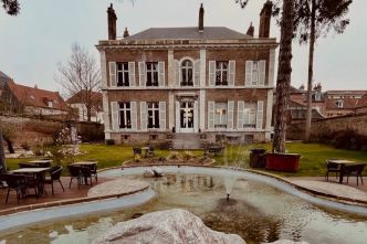 Croyant trouver "un trésor", des ouvriers découvrent des documents du XIXe et de la Seconde Guerre mondiale derrière la cloison d'un restaurant