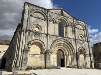 La saison estivale met en lumière l'offre culturelle de l'abbaye de Saint-Amant-de-Boixe