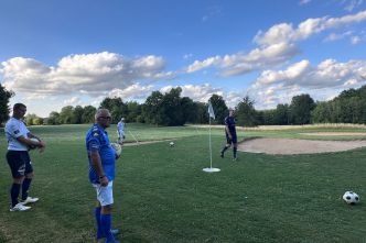 Jouer au foot sur un terrain de golf, c'est possible et c'est même un sport