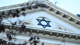 Les fidèles étaient rassemblés à l'intérieur pour un repas : un homme arrêté soupçonné d'avoir incendié une synagogue