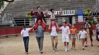 Feria de la Jouvenço a Tarascon :  les novilleros Nino Julian et Victor sortent par la grande porte