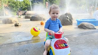 De bons samaritains fournissent les jouets de plage (et enlèvent les seringues) pour transformer une place d'eau en terrain de jeux formidable pour les tout-petits