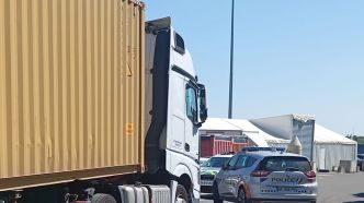 Essonne : un conducteur de poids lourd arrêté en flagrant délit avec des Toyota volées dans sa remorque