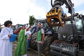 La messe des agriculteurs rassemble 300 personnes pour le traditionnel "baptême couteaux" à Saint-Benoît